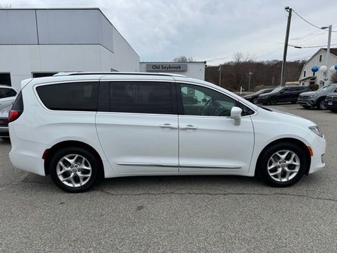 Used 2020 Chrysler Pacifica Touring-L image 4