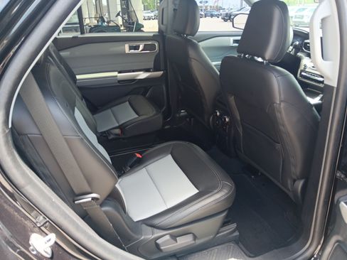 Used 2022 Ford Explorer XLT w/ Equipment Group 202A RWD image 18