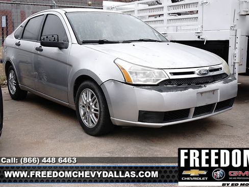 Used 2010 Ford Focus SE image 1