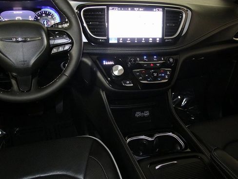 Used 2025 Chrysler Pacifica Limited image 16