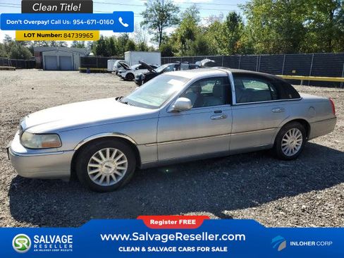 Used 2003 Lincoln Town Car Signature RWD image 1