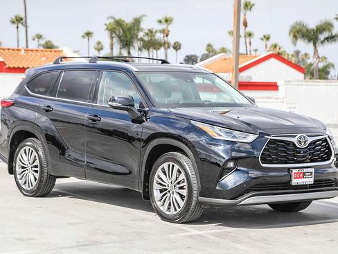 Used 2022 Toyota Highlander Platinum FWD image 4