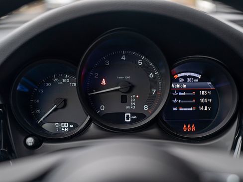 Certified 2025 Porsche Macan image 9