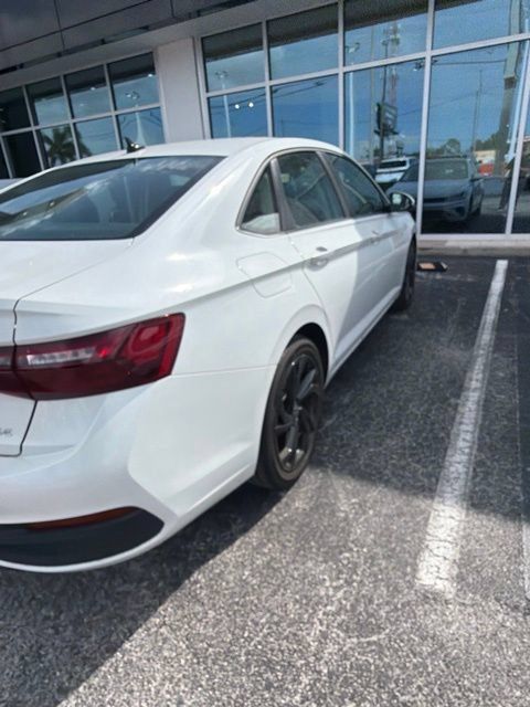 Used 2025 Volkswagen Jetta SE FWD image 3