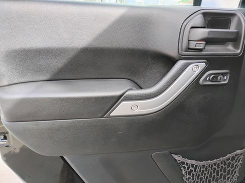 Used 2016 Jeep Wrangler Unlimited Sahara image 13