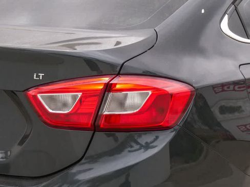 Used 2018 Chevrolet Cruze LT FWD image 10