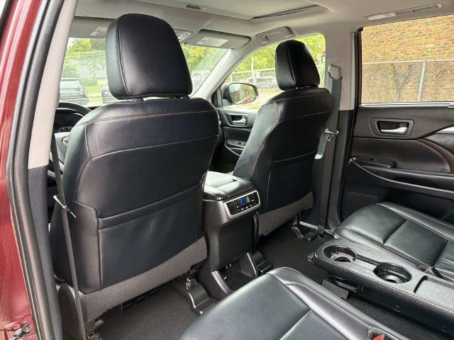 Used 2019 Toyota Highlander XLE AWD/4WD image 12