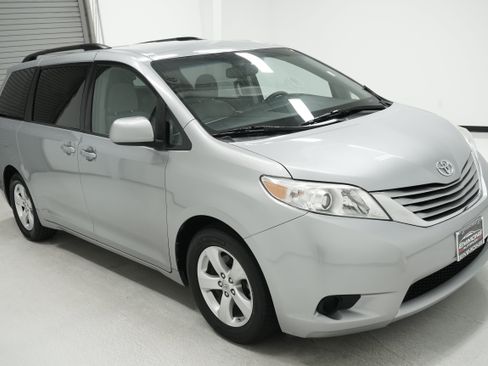 Used 2015 Toyota Sienna LE FWD image 3