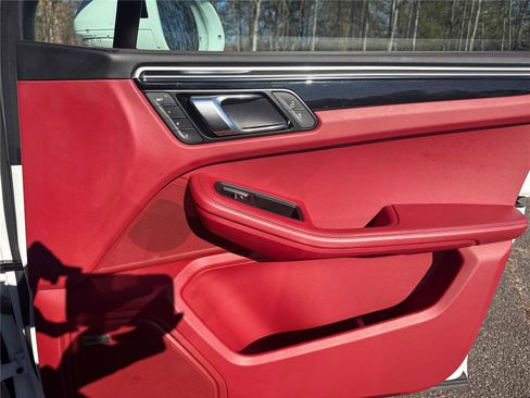 Used 2024 Porsche Macan w/ Premium Plus Package image 24