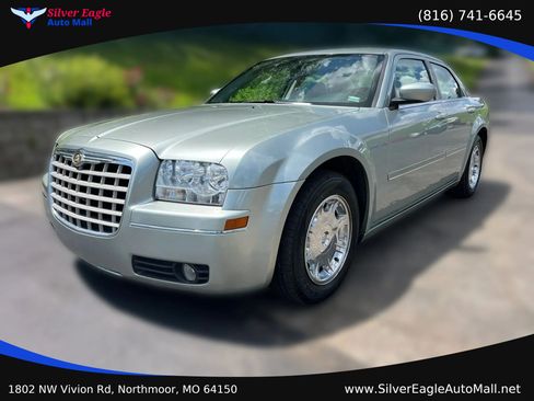 Used 2005 Chrysler 300 Touring RWD image 1