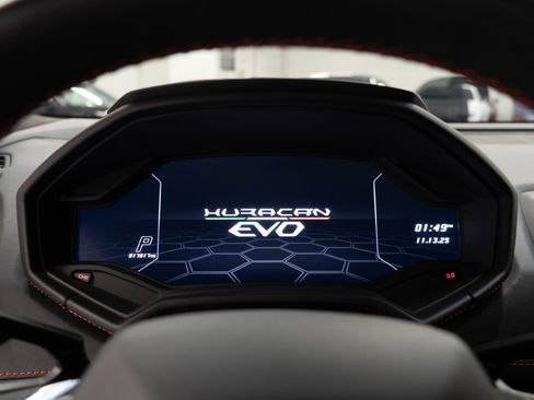 Used 2020 Lamborghini Huracan EVO image 17