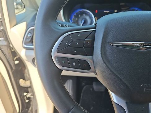 Used 2024 Chrysler Pacifica Touring-L FWD image 18