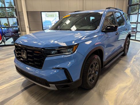 Used 2024 Honda Pilot TrailSport image 3