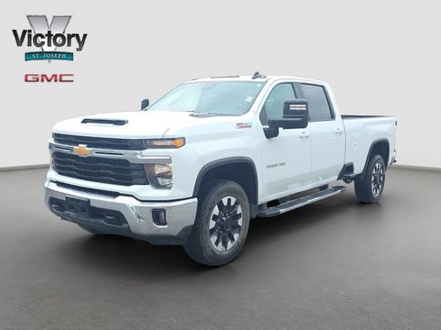 Used 2024 Chevrolet Silverado 3500 LT w/ Convenience Package AWD/4WD image 3
