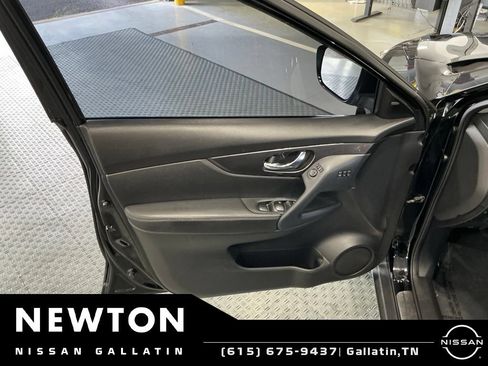 Used 2019 Nissan Rogue SV w/ Premium Package FWD image 36