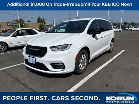 Used 2025 Chrysler Pacifica Select FWD image 1