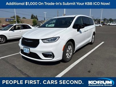 Used 2025 Chrysler Pacifica Select