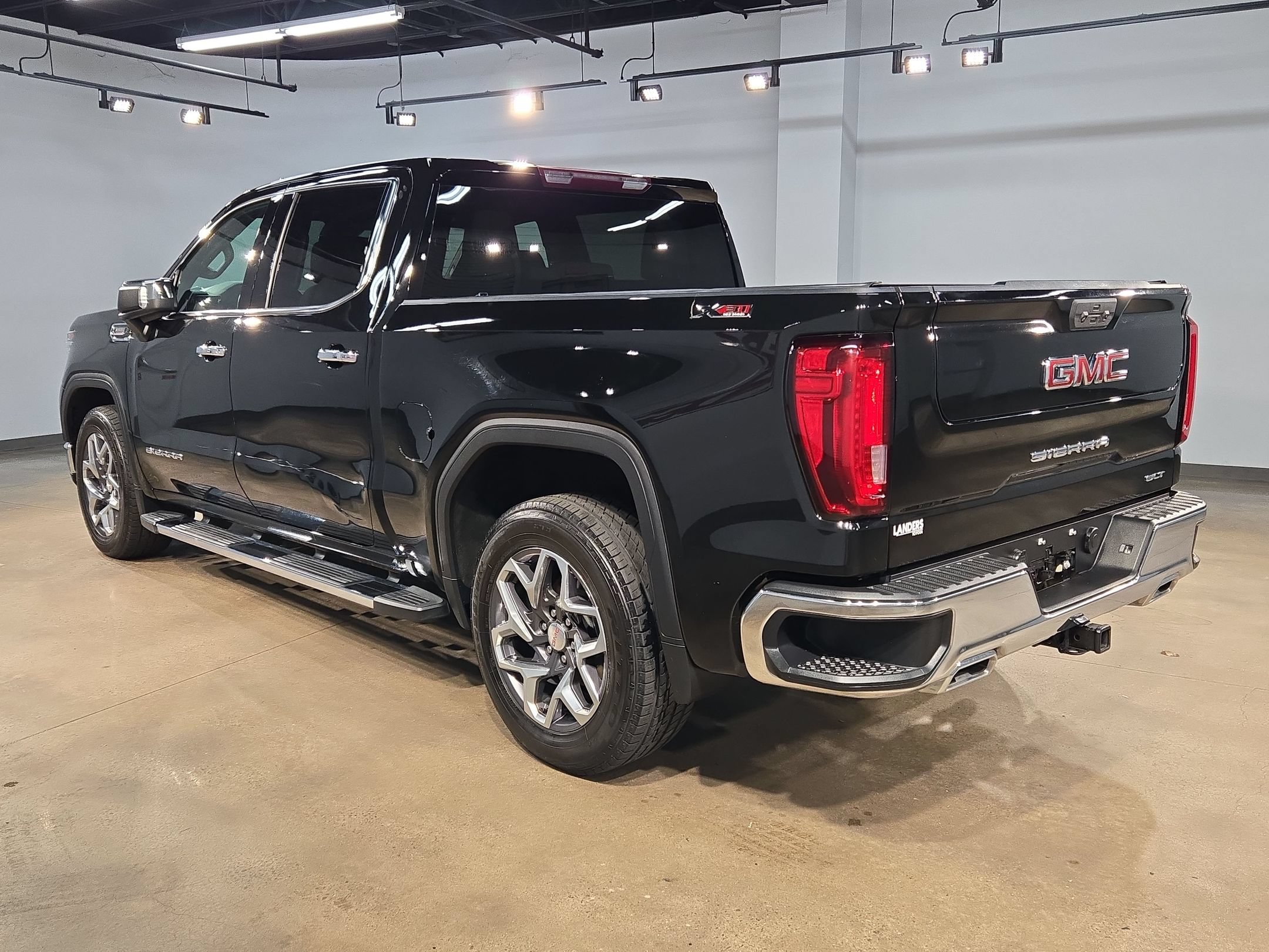 Used 2023 GMC Sierra 1500 SLT w/ SLT Convenience Package AWD/4WD image 5