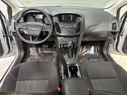 Used 2018 Ford Focus SE FWD image 2