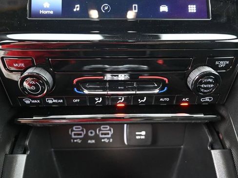 Used 2025 Jeep Grand Cherokee Laredo AWD/4WD image 22
