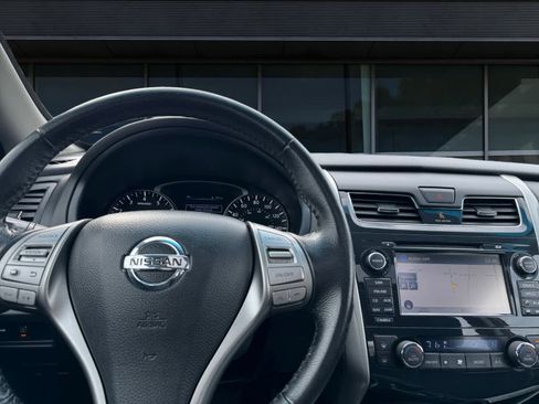 Used 2015 Nissan Altima 2.5 SV w/ Convenience Package image 4