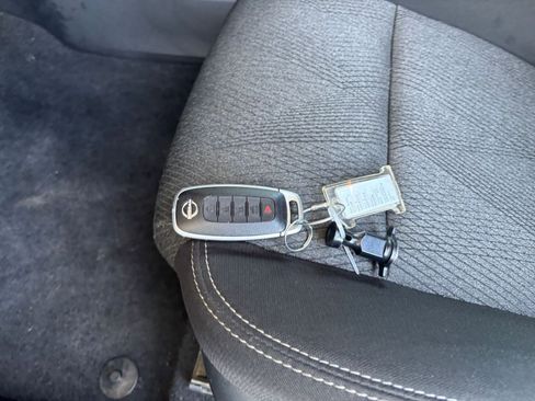 Used 2025 Nissan Rogue SV FWD image 21