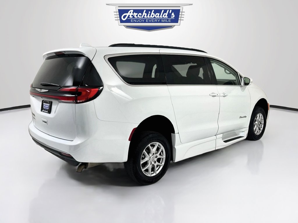 Used 2022 Chrysler Pacifica Touring-L FWD image 8