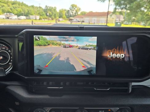 Used 2024 Jeep Gladiator Sport AWD/4WD image 11
