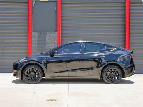 Used 2023 Tesla Model Y AWD image 9