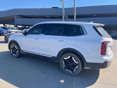 Used 2023 Kia Telluride S image 3