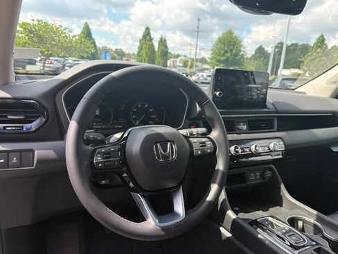 Used 2025 Honda Pilot Touring image 16