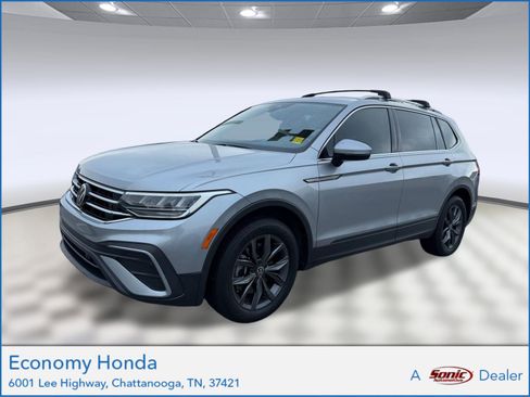 Used 2022 Volkswagen Tiguan SE FWD image 1