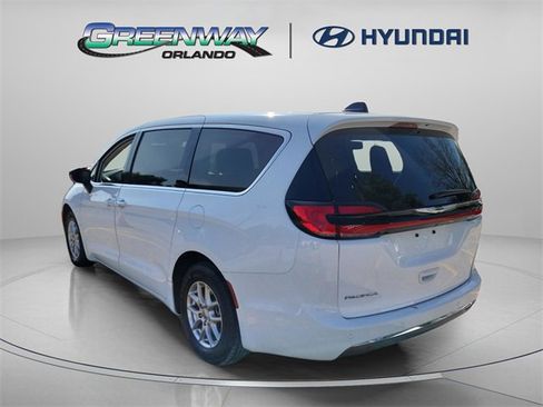 Used 2024 Chrysler Pacifica Touring-L image 3