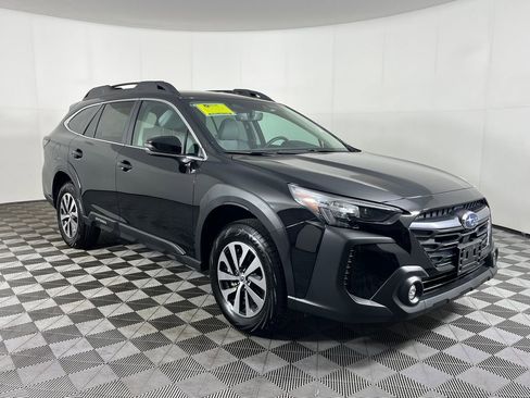 Used 2025 Subaru Outback Premium AWD/4WD image 3