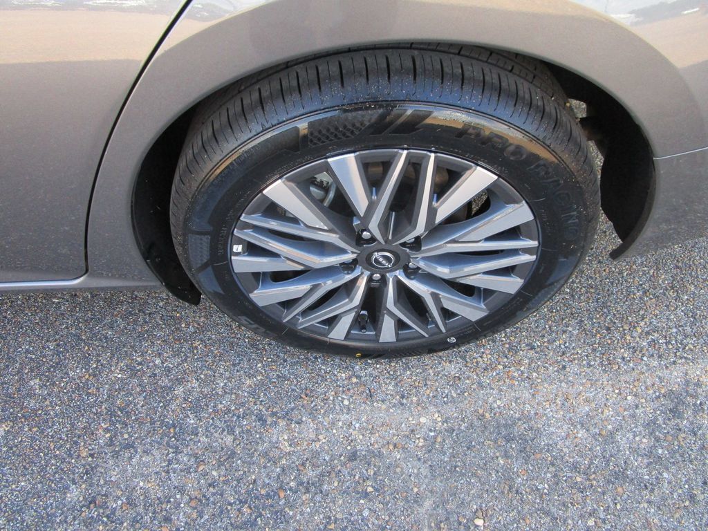 Used 2025 Nissan Altima 2.5 SV FWD image 11