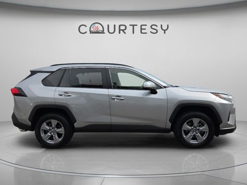 Used 2025 Toyota RAV4 XLE AWD/4WD image 6