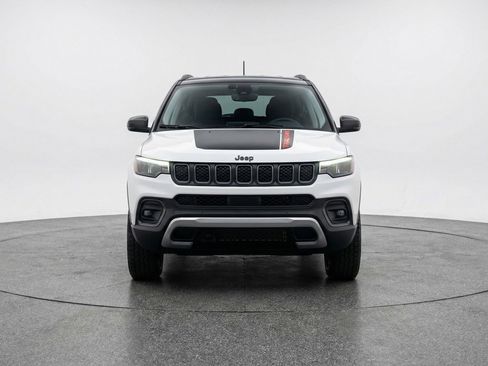 Used 2025 Jeep Compass Trailhawk image 2