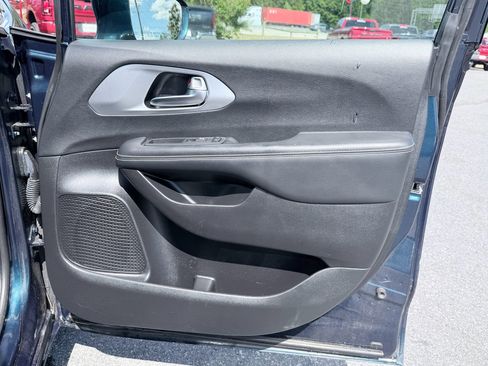 Used 2022 Chrysler Pacifica Touring FWD image 32