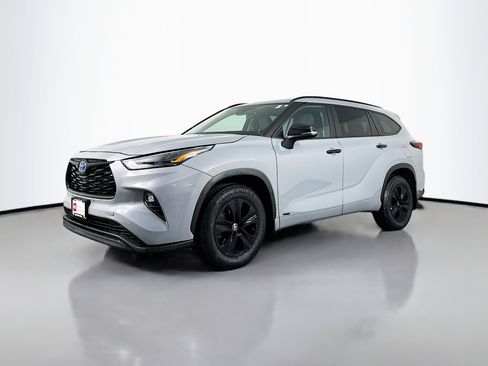 Certified 2024 Toyota Highlander XLE AWD/4WD image 3