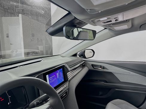 Used 2025 Toyota Camry LE w/ Convenience Package image 6