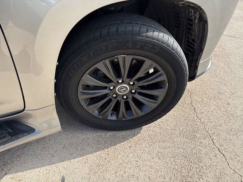 Used 2022 Lexus GX 460 Premium w/ Accessory Package image 16