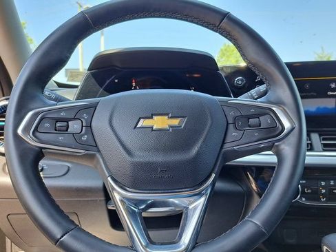 Used 2025 Chevrolet Trax LT w/ LT Convenience Package FWD image 9