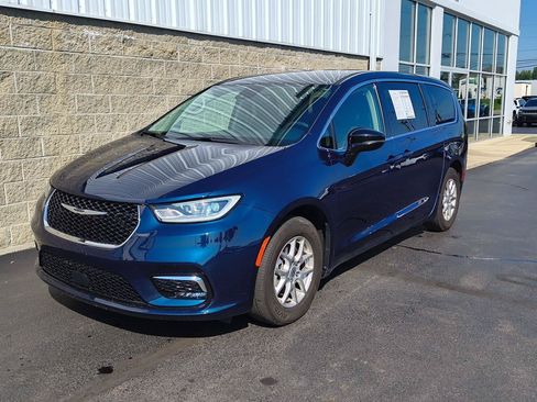 Used 2024 Chrysler Pacifica Touring-L FWD image 35