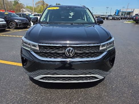 Used 2023 Volkswagen Taos SE AWD/4WD image 2