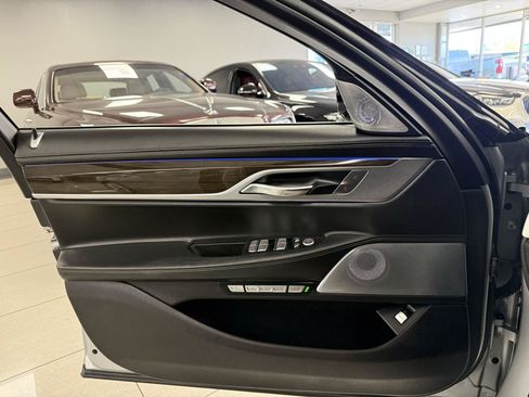 Used 2018 BMW 750i RWD image 9