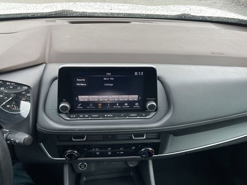 Used 2023 Nissan Rogue S image 18