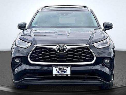 Used 2021 Toyota Highlander XLE FWD image 3