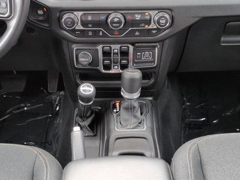 Used 2025 Jeep Gladiator Sport AWD/4WD image 18