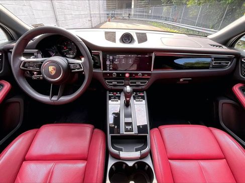 Certified 2023 Porsche Macan AWD/4WD image 18