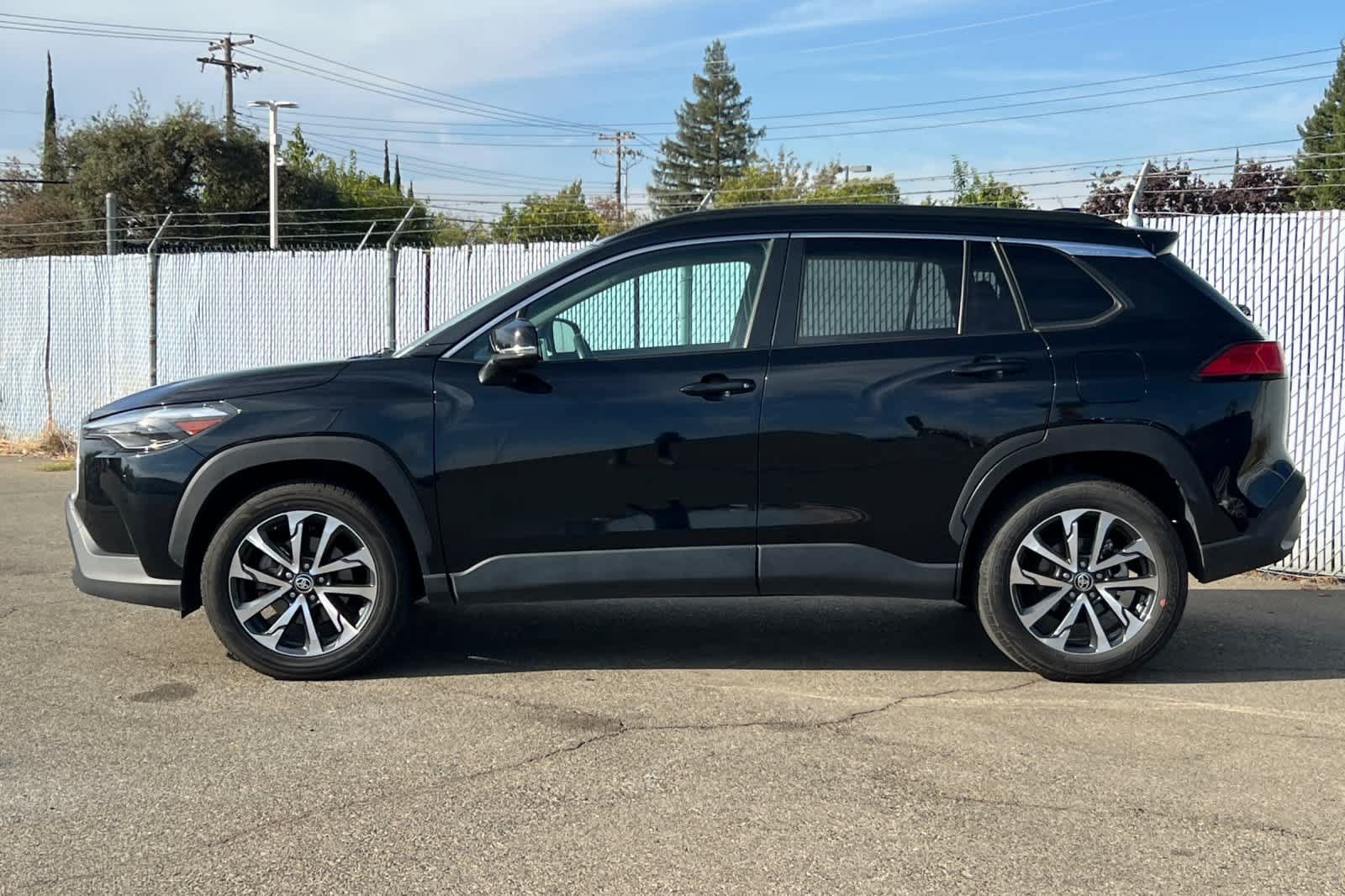 Used 2025 Toyota Corolla Cross XLE AWD/4WD image 2